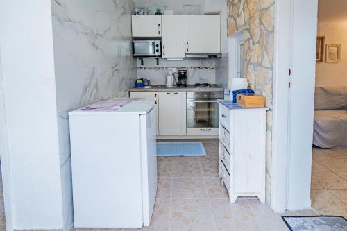 virtuve, Family-friendly apartments with swimming pool Krasica, Rijeka - 18059 in Krasica