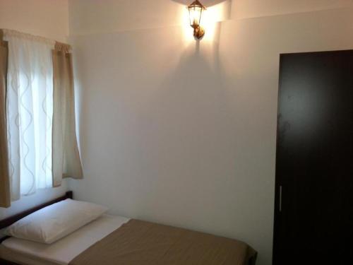 Three-Bedroom Apartment with Terrace and Sea View image 7
