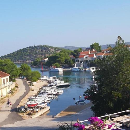 Three-Bedroom Apartment with Terrace and Sea View image 1