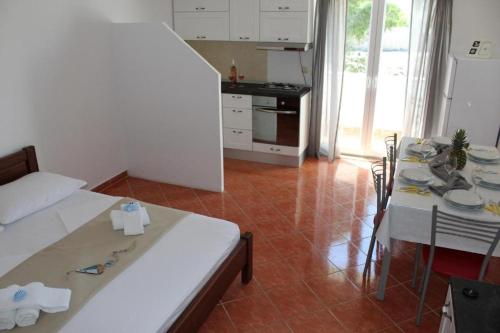 One-Bedroom Apartment with Balcony and Sea View room in Apartments by the sea Razanj Rogoznica - 18089