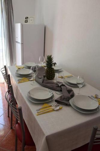 One-Bedroom Apartment with Balcony and Sea View image 3