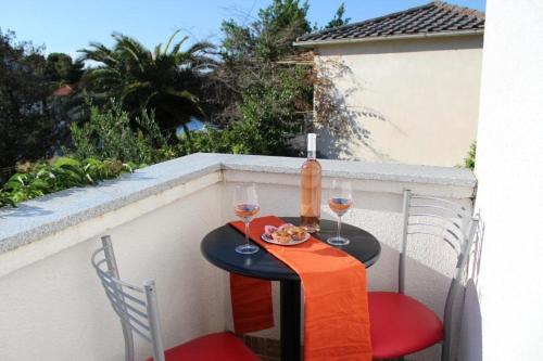 One-Bedroom Apartment with Balcony and Sea View image 2