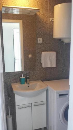 Three-Bedroom Apartment with Terrace and Sea View image 5