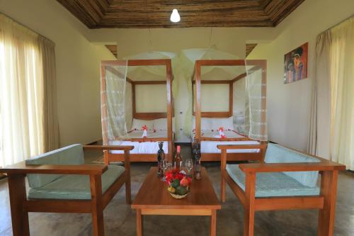 Twin Room image 4