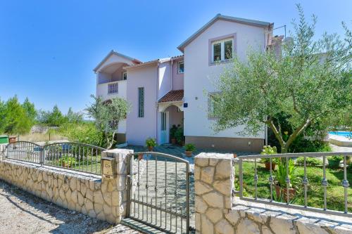 Family friendly apartments with a swimming pool Zadar - 18098