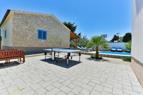 Family friendly apartments with a swimming pool Zadar - 18098