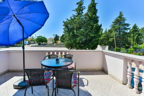 Family friendly apartments with a swimming pool Zadar - 18098