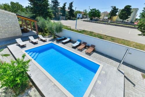 Family friendly apartments with a swimming pool Zadar - 18098