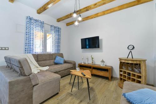 Family friendly apartments with a swimming pool Zadar - 18098