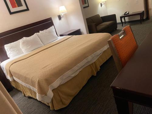 Guestroom, Days Inn & Suites by Wyndham Denver International Airport in Denver International Airport
