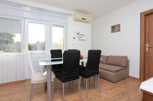 Two-Bedroom Apartment with Terrace image 8