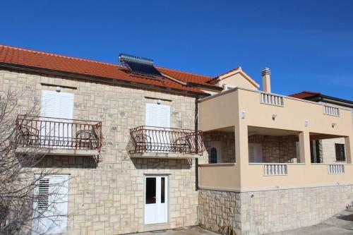 Apartments with a parking space Donji Humac, Brac - 18119