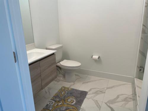 Bathroom, Modern Loft/Studio. Free parking and elevator in Davie (FL)