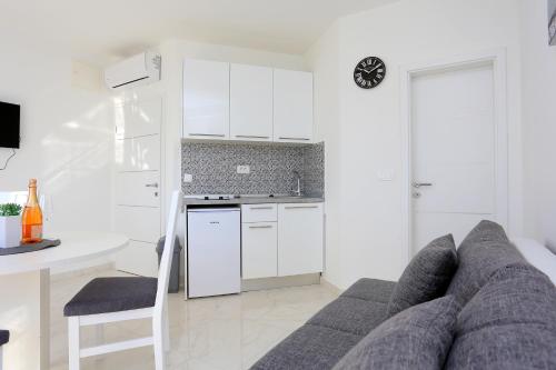Family-friendly apartments with swimming pool Zivogosce - Porat Makarska - 18150 - image 4