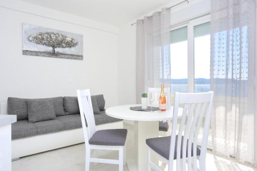 Family friendly apartments with a swimming pool Zivogosce - Porat Makarska - 18150 - image 4