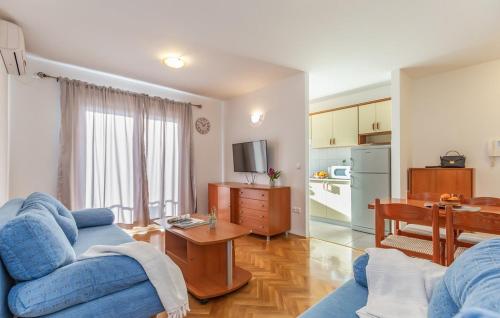 One-Bedroom Apartment with Balcony and Sea View room in Apartments with parking space Makarska - 18170