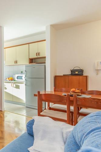One-Bedroom Apartment with Balcony and Sea View image 3