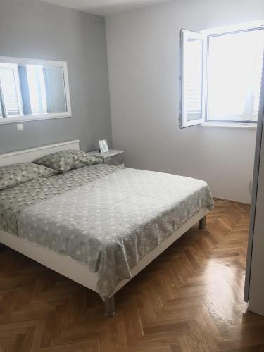 One-Bedroom Apartment with Balcony and Sea View image 7