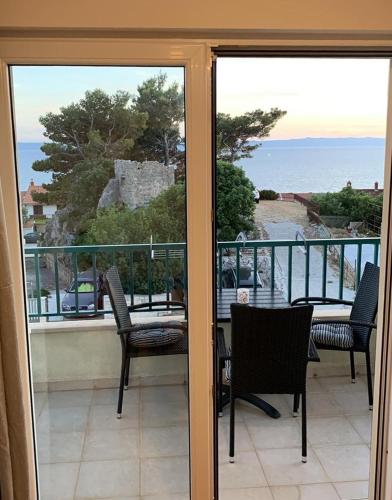 One-Bedroom Apartment with Balcony and Sea View image 2