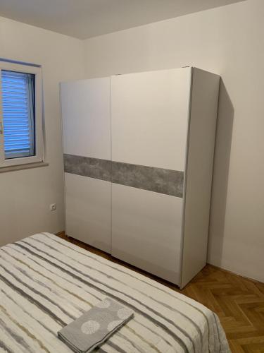 One-Bedroom Apartment with Balcony and Sea View image 6