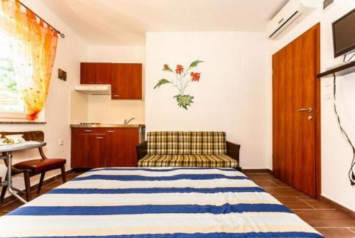 Apartments and rooms with parking space Malinska Krk - 18193 - image 4