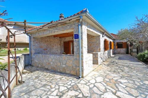 Holiday house with a parking space Sukosan, Zadar - 18279 - Location saisonnière - Sukošan