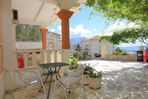 One-Bedroom Apartment with Terrace and Sea View image 2