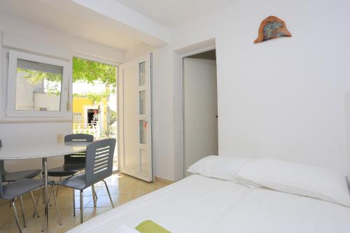One-Bedroom Apartment with Terrace and Sea View image 6