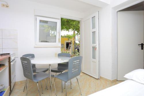 One-Bedroom Apartment with Terrace and Sea View image 5