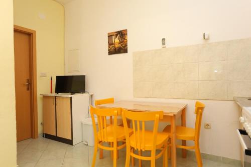 One-Bedroom Apartment with Terrace and Sea View image 4