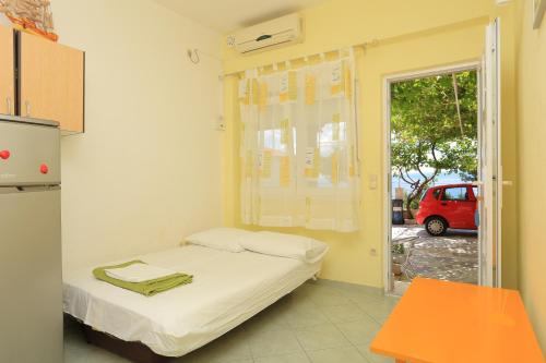 One-Bedroom Apartment with Terrace and Sea View image 3