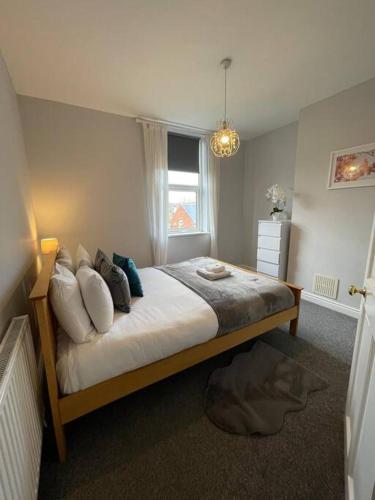 URBAN CITY SUITES 4 bed house, garden, Ideal for Contractors&Families