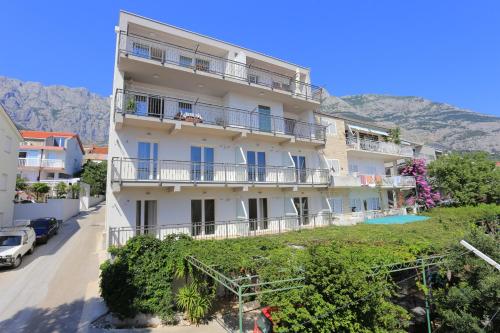 Apartments with a parking space Makarska - 18332