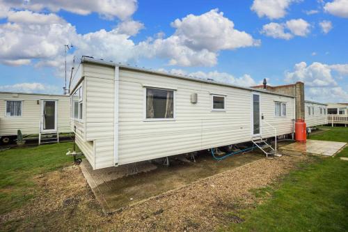 Lovely 6 Berth Caravan For Hire At Naze Marine Park In Essex Ref 17316bw