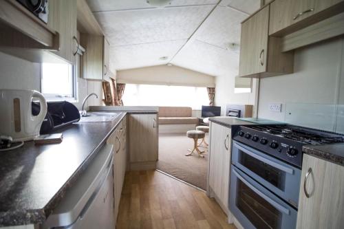 Lovely 6 Berth Caravan For Hire At Naze Marine Park In Essex Ref 17316bw