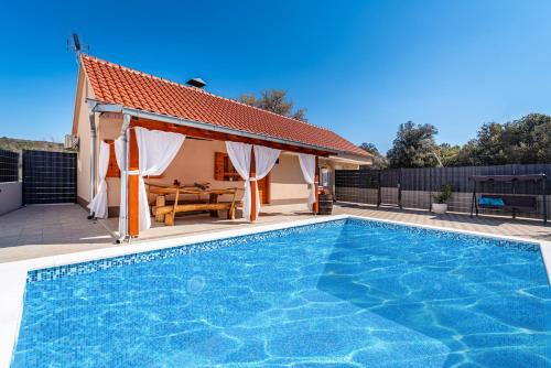 Family friendly house with a swimming pool Sukosan, Zadar - 17965 - Location saisonnière - Sukošan