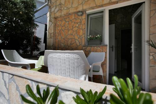 One-Bedroom Apartment with Terrace and Sea View image 1