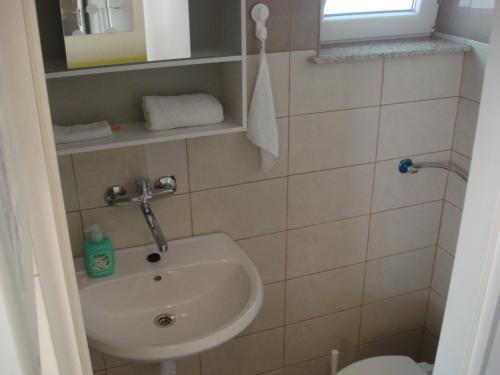 One-Bedroom Apartment with Terrace and Sea View image 5