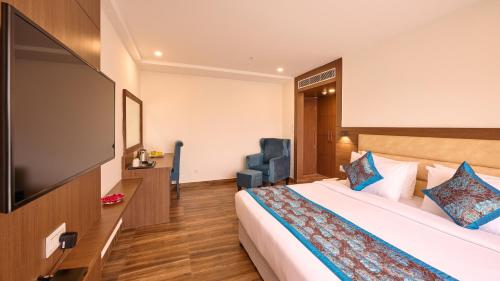 Deluxe King Room image 4