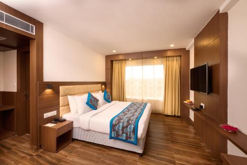 Deluxe King Room image 1