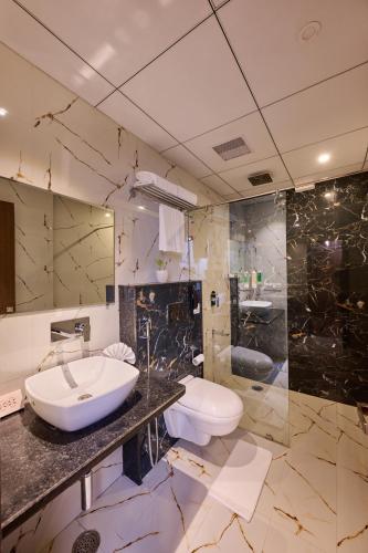 Deluxe King Room image 3