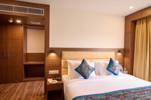 Deluxe King Room image 2