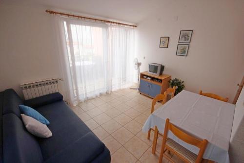 One-Bedroom Apartment with Balcony and Sea View image 2