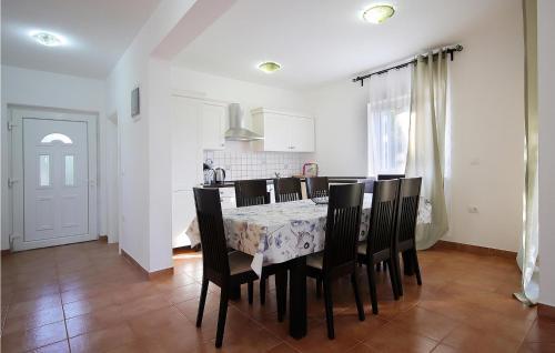 6 Bedroom Nice Home In Babici