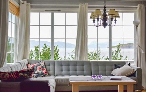 3 Bedroom Beach Front Home In Jondal in Jondal