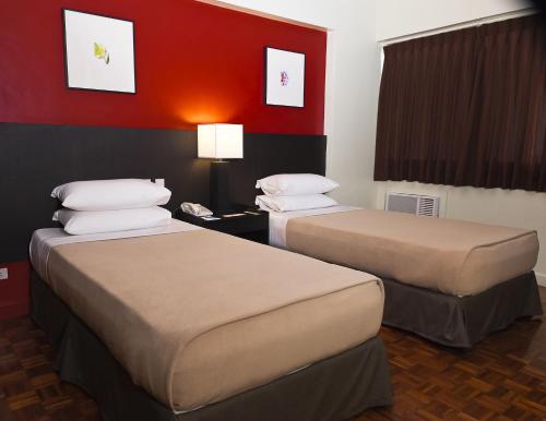 1 double bed, 2 twin beds