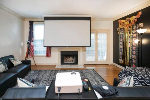 Movie Nights NEW 2 bd 2 5 bath Central 6 min DT