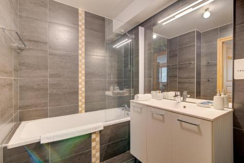 Apartment Aiguille de Chamonix Alpes Agency Central Chamonix Sleeps 4 - image 2