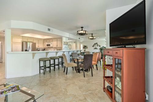 La Quinta Condo with Country Club Amenities! in La Quinta, USA