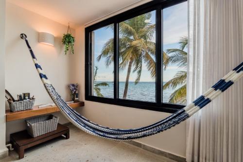 Couple’s getaway at beach paradise Cancún